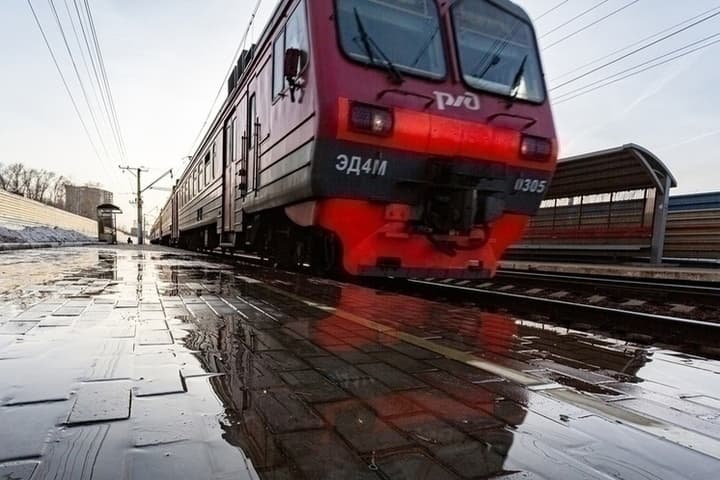 Под Новосибирском женщина погибла под колесами поезда на станции Болотная