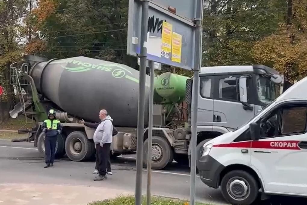 На улице Есенина в Рязани бетономешалка сбила женщину