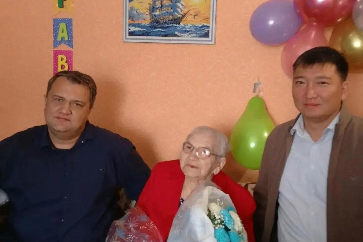 Жительницу Калмыкии поздравили с 95-летием