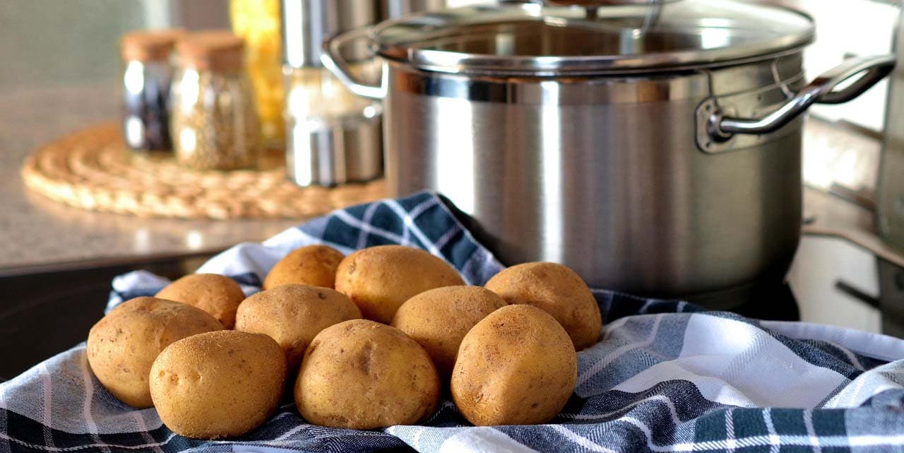 Картофель на кухонном столе