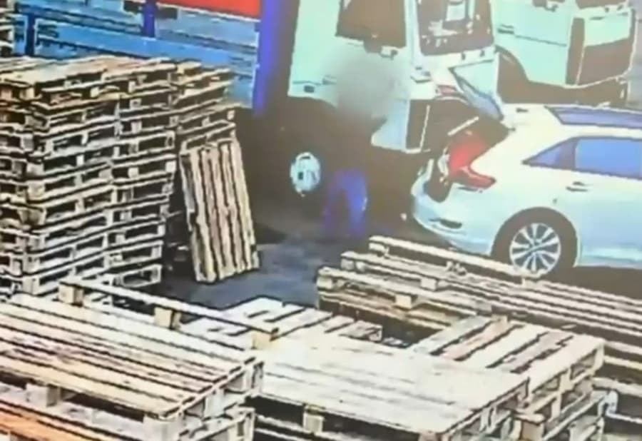 В Минске пенсионер приехал на автокомбинат ремонтировать машину и украл тент за 2 000 BYN