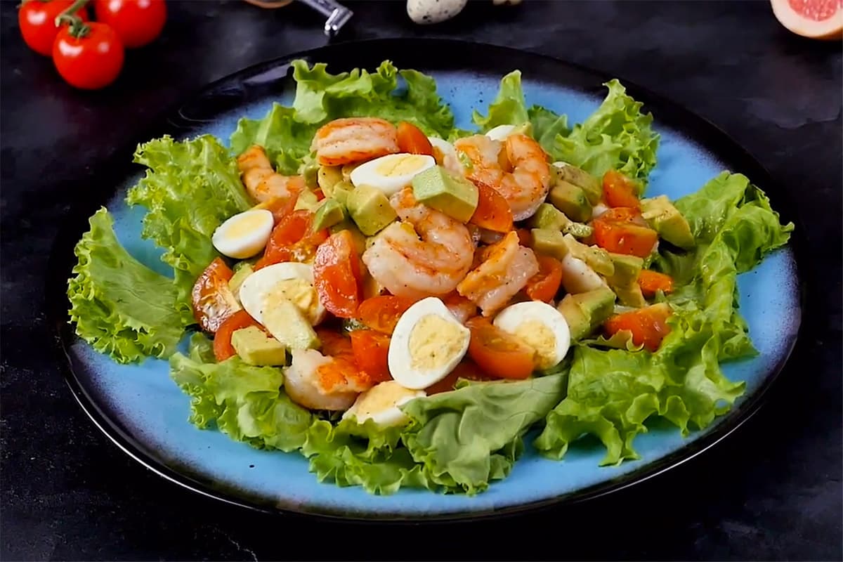 Recipe for a bright and healthy salad with shrimp, avocado and citrus dressing