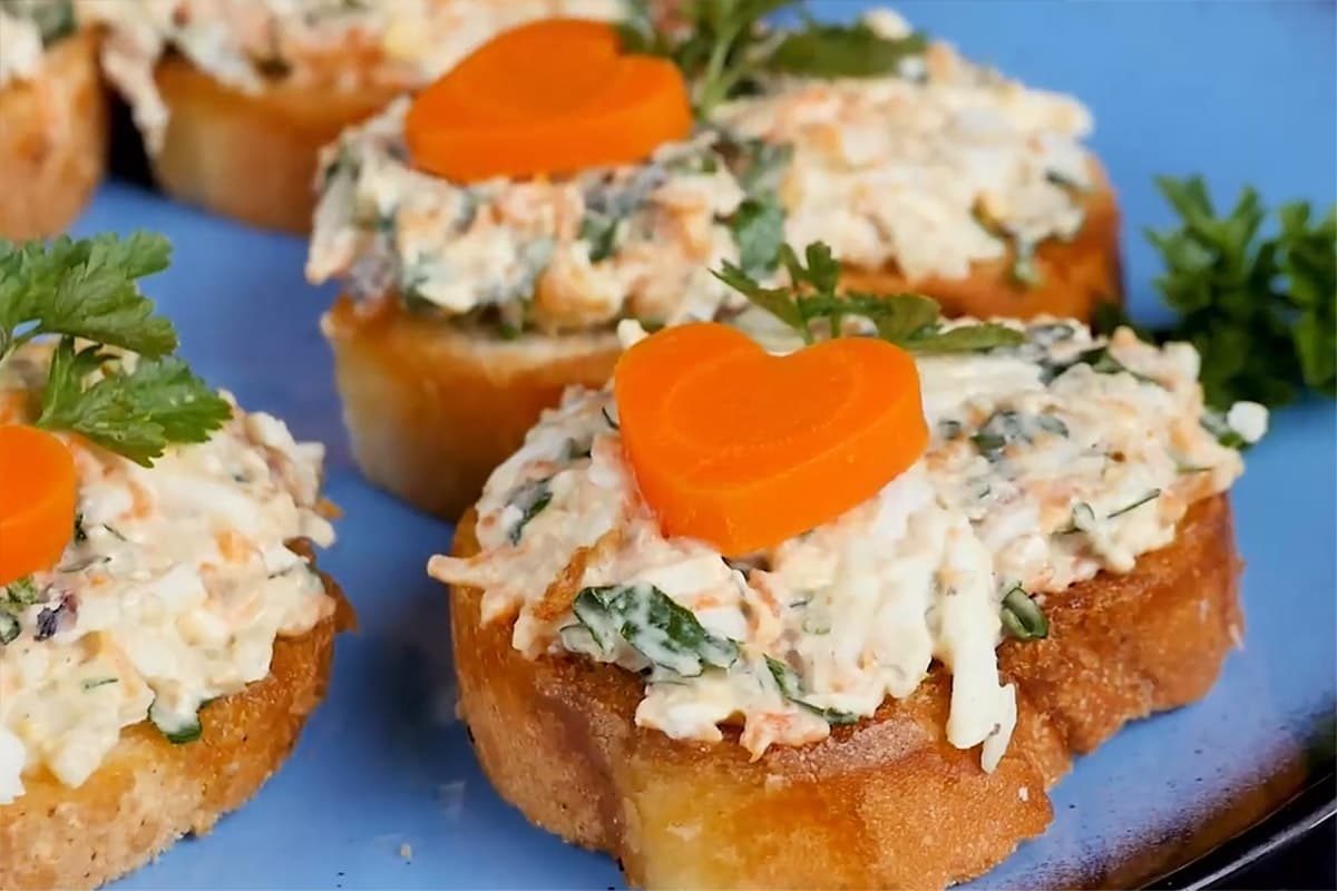 Gentle filling, crispy baguette and sprats: the perfect holiday snack