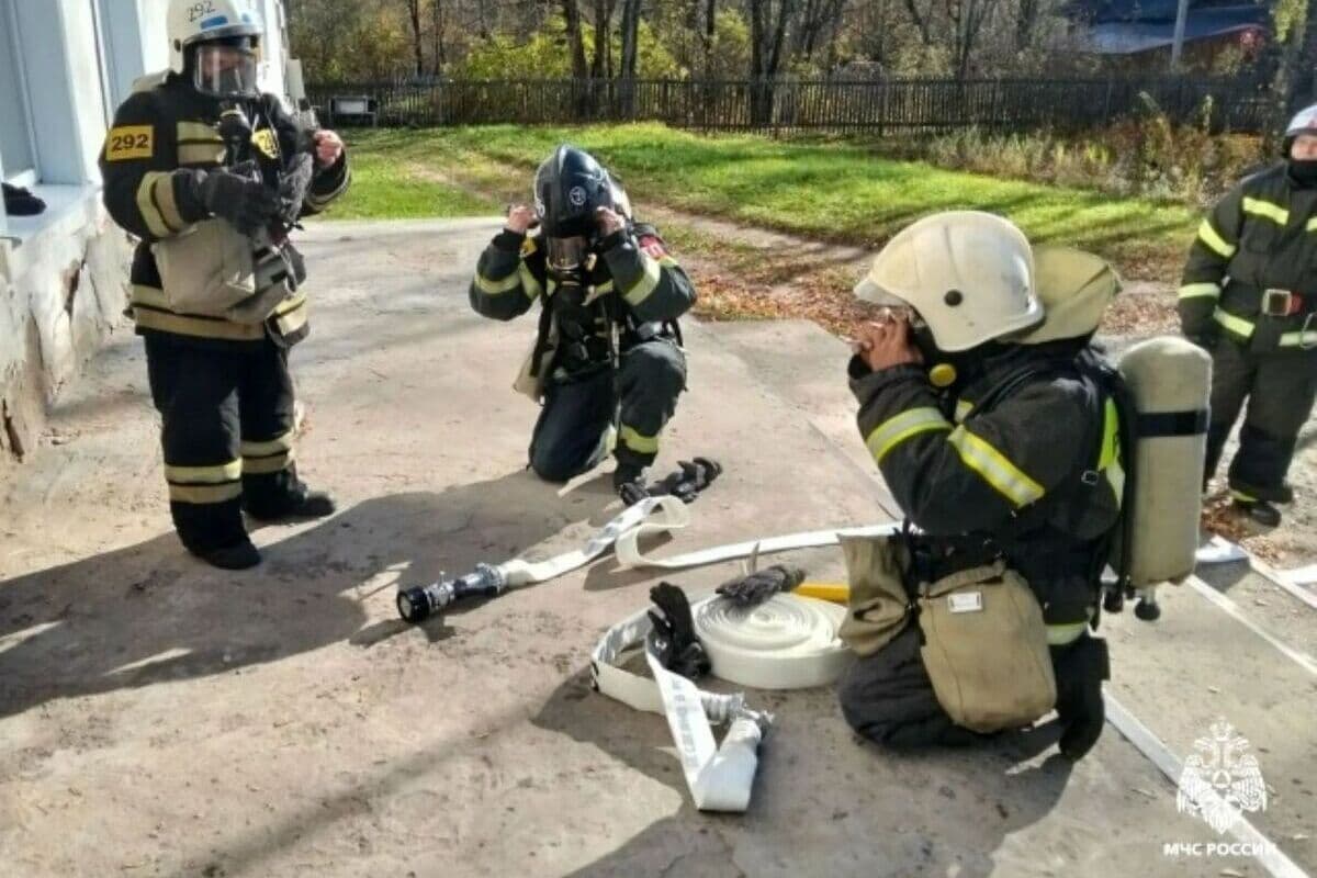 On Teacher’s Day, firefighters held fire and tactical exercises at Ponazyrev High School