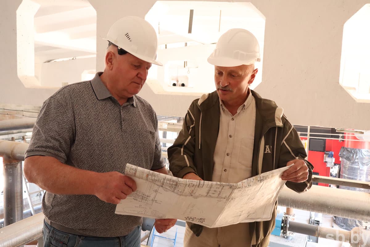 Senior master of the section "Thermal Technology" UCP "Housing" Sergei Matyushonok and Director of Klichev UCP "Housing" Andrei Matyushonok.