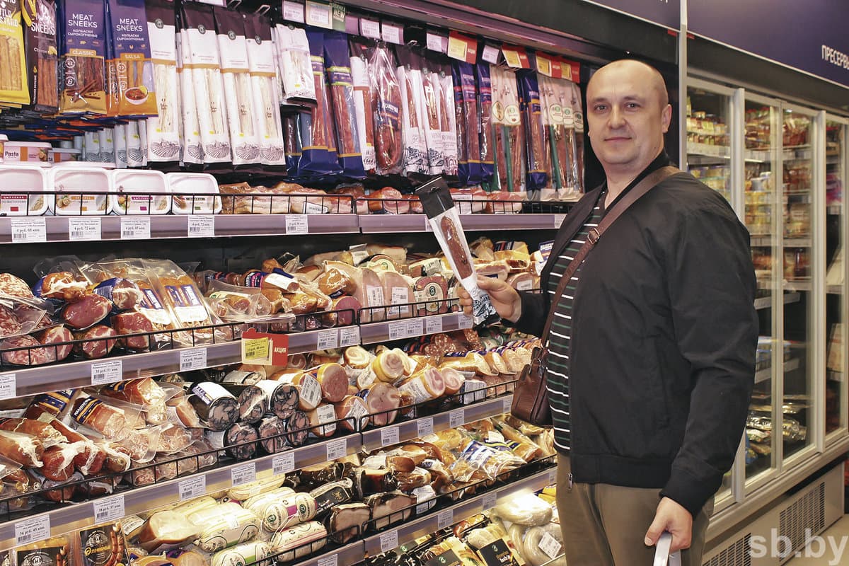 Denis Trubach from Videykovschyna village of Volozhinsky district chooses products of Belarusian manufacturers.