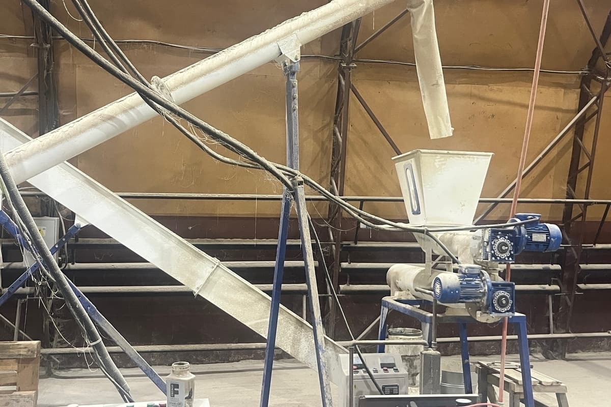 In the Orel region, a farmer made a grain dryer on wood