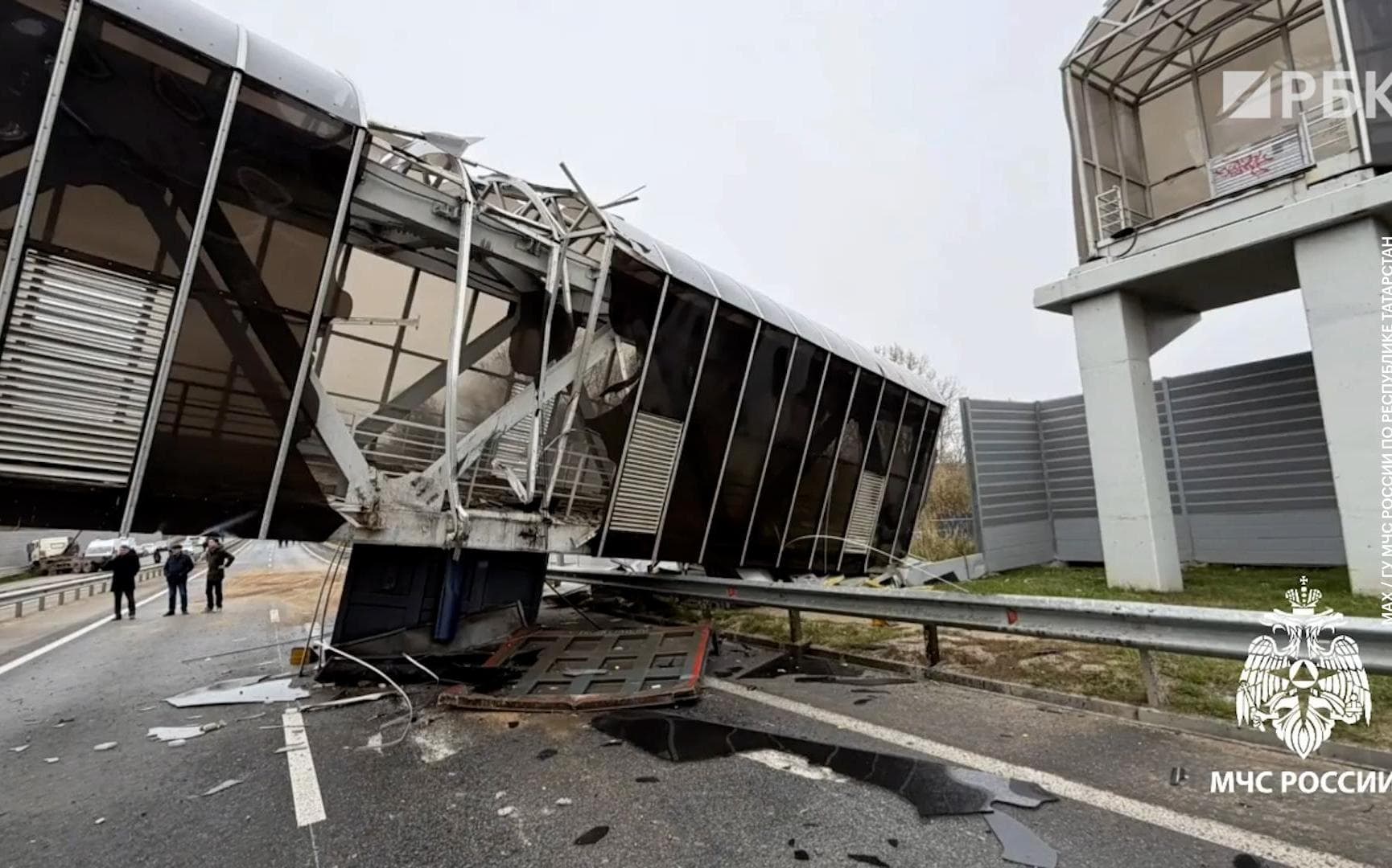 In Tatarstan, a truck brought down an above-ground pedestrian crossing. Video