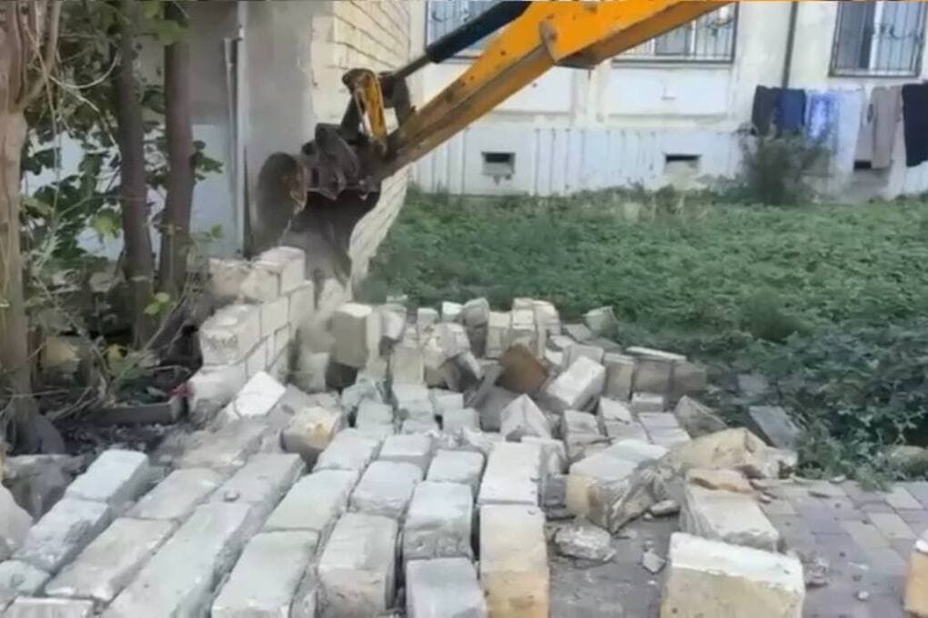 In Derbent demolished eight illegal objects on three streets