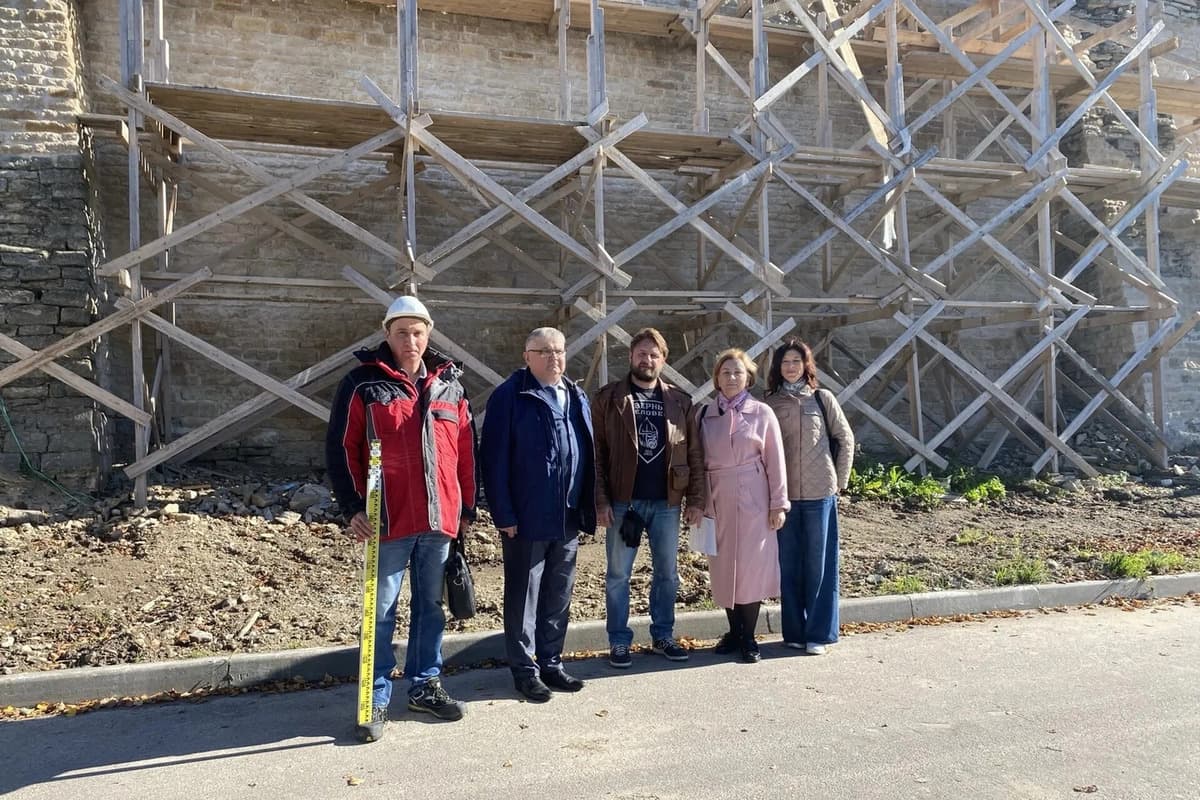 A Pskov a pris des travaux d'urgence sur le mur de la ville d'Okolny