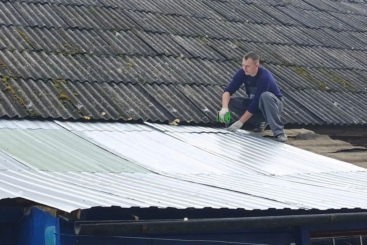 In Sychivka, UFSIN officers repaired the roof of the mother of his colleague
