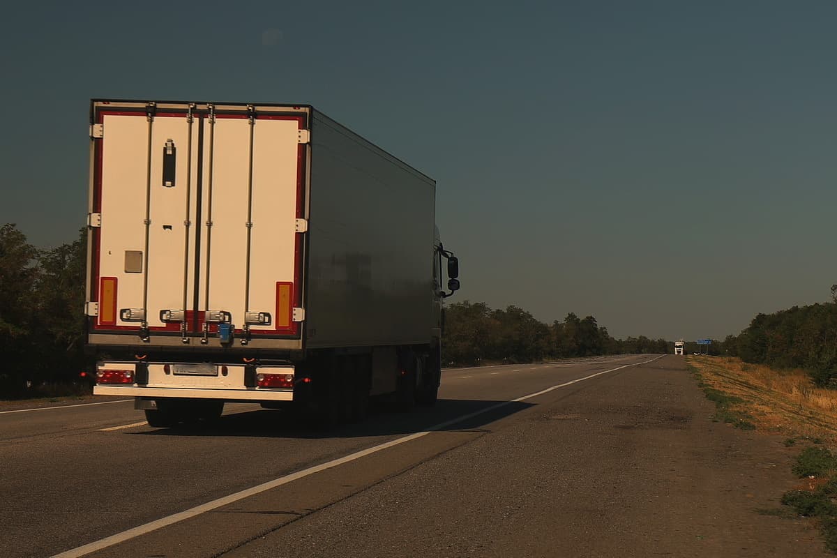 The truck knocked down the Russian repaired on the side of the car
