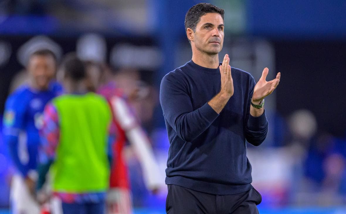 London Arsenal extends contract with head coach