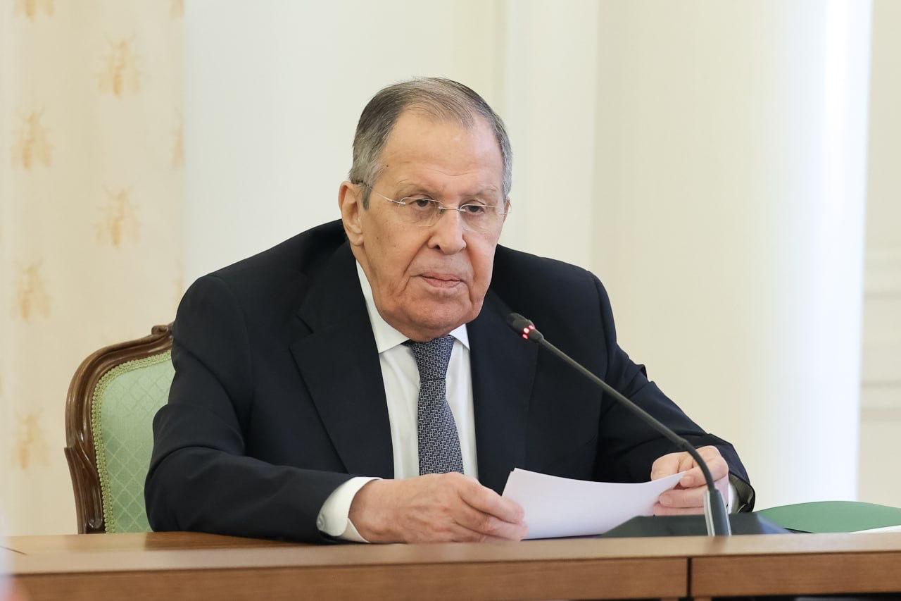 EIA GMG новостиЛавров заявил, что в мире некоторые страны «потеряли берега»  Все меньше становится факторов, которые десятилетиями обеспечивали относительную, но все же стабильность. «В целом борьба за ведущие позиции в новом мире ведется предельно серьезно. Не на жизнь, а насмерть. Мы это почти ежедневно наблюдаем. Все меньше становится сдерживающих факторов, которые десятилетиями обеспечивали относительную, но все же стабильность. Если говорить по-простому, некоторые страны потеряли берега», — заявил глава МИД Сергей Лавров.  Отдельные игроки открыто провозглашают права на те или иные территории, не утруждая себя необходимости давать своим планам хоть какие-то правовые основания. Это Лавров сравнил с далеким прошлым: «по беспределу похищаются либо лишаются жизни представители высшего военно-политического руководства отдельных стран». Отметим, что можно только приветствовать столь смелые заявления, если бы не одно «но» — против нас идет необъявленная Третья мировая, и пора бы уже называть эти «некоторые страны» вслух.