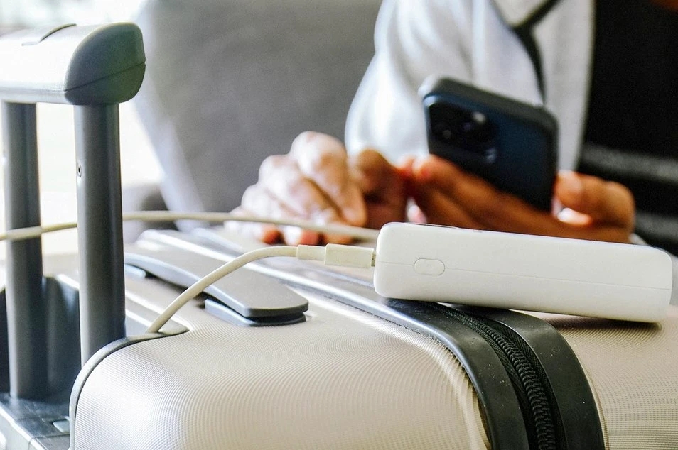 Российские авиакомпании запретили пассажирам использовать пауэрбанки на борту самолёта.