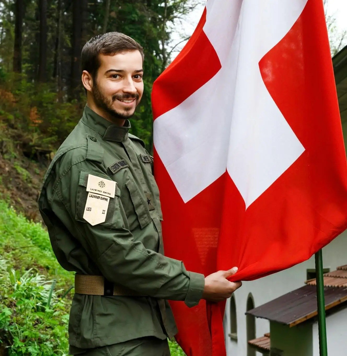 31-летний Йонас Лаувинер захватил 29 акров земли в Швейцарии без единого франка и объявил себя королем.