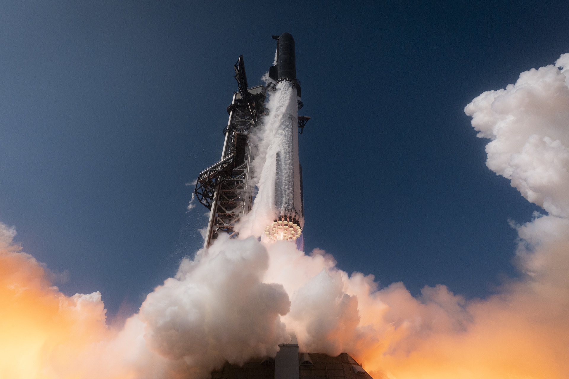 Сегодня ночью SpaceX запустила самую большую ракету в истории